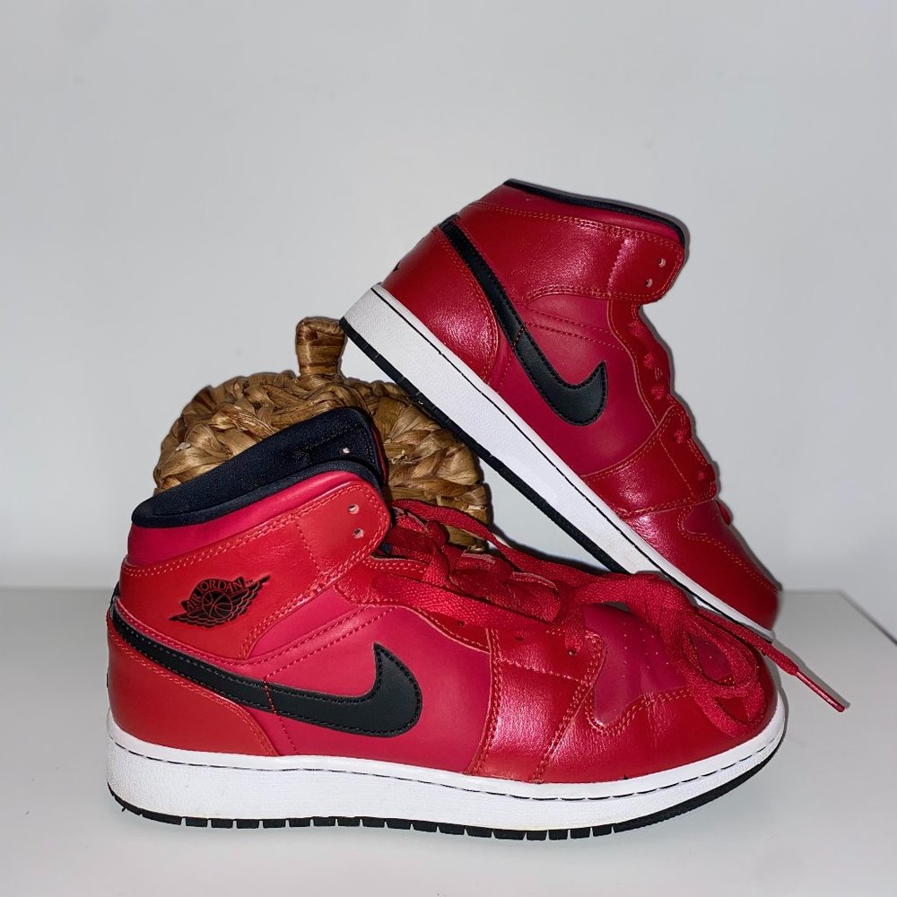 Air Jordan 1 Mid BG